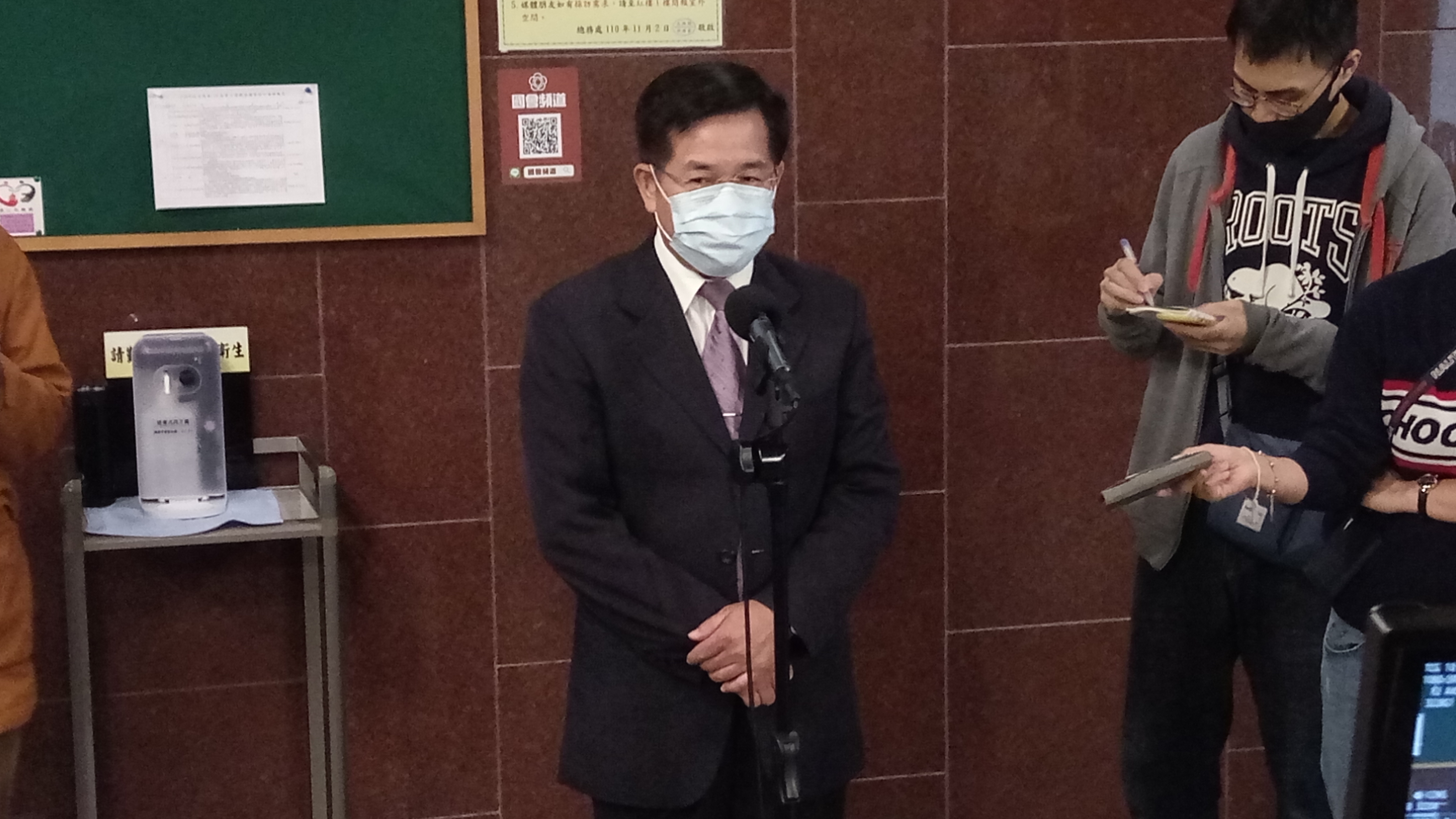 教育部長潘文忠回應「清華海峽研究院新竹辦公室」議題。(陳國維 攝)