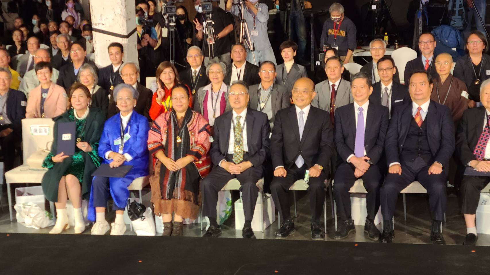 為彰顯文協精神，文化部11日特別舉辦「文協獎章」頒獎典禮，向長期協助台灣文化藝術發展的90位守護者致上最崇高的敬意。(江昭倫 攝)