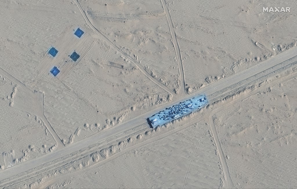 商用衛星影像公司Maxar在7日提供的衛星影像顯示，中國軍方在新疆的塔克拉瑪干沙漠，建造模擬美國海軍航空母艦和其他美國戰艦的模型，可能作為演練用的標靶。(AFP)