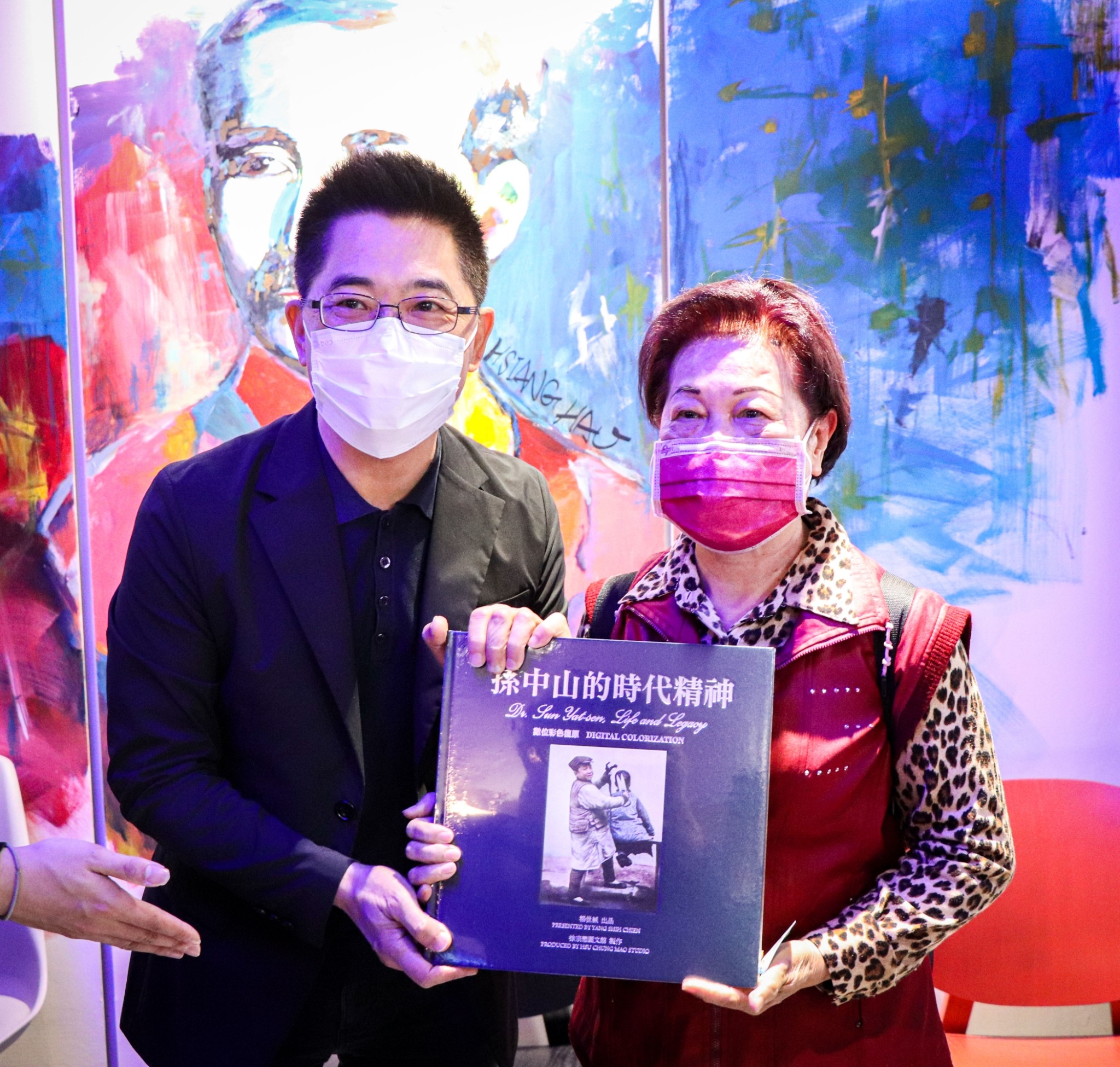 國民黨祕書長黃健庭11日出席台北市黨部慶祝國父孫中山誕辰活動，並且贈書給響應同舟計畫的黨員。(國民黨提供)