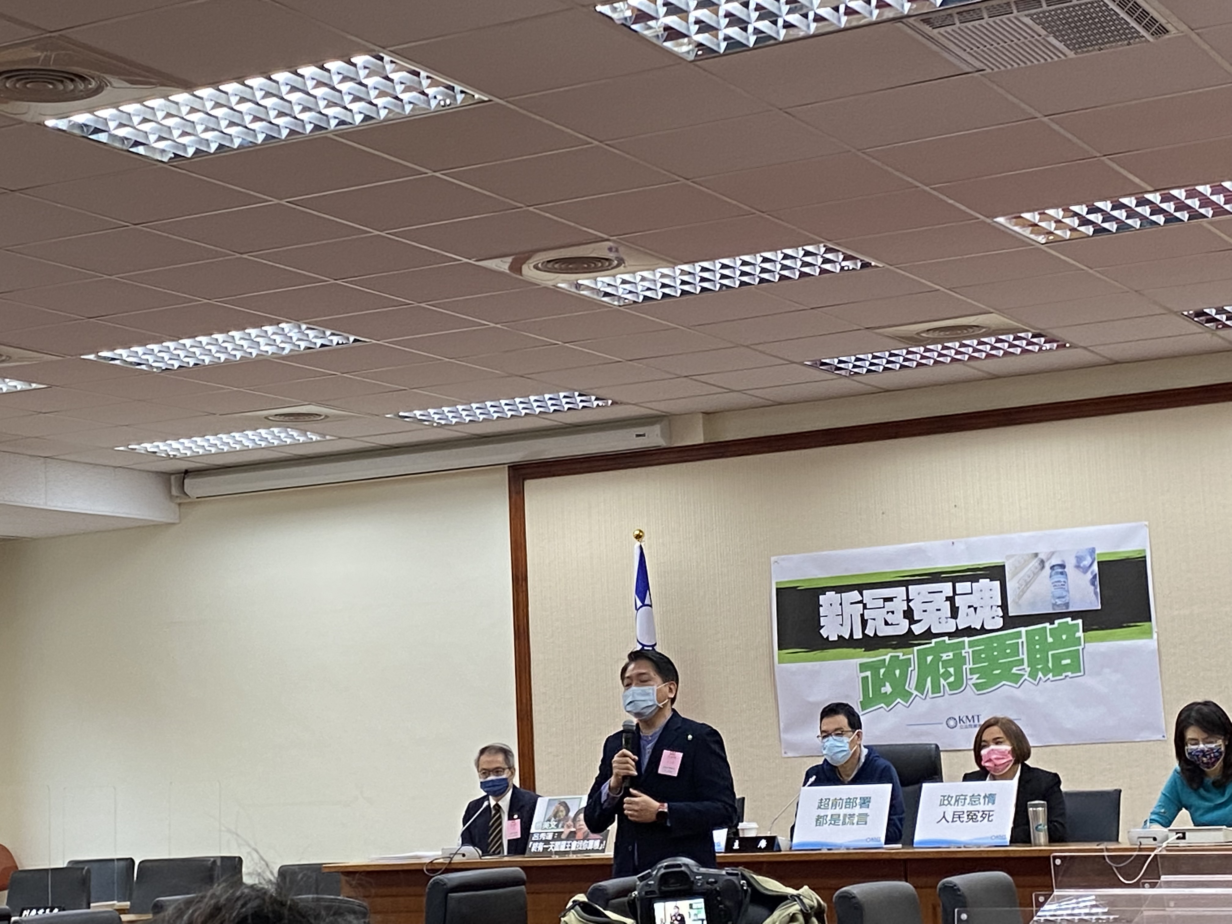 立法院國民黨團、前衛生署長楊志良陪同染疫罹難者家屬召開記者會，宣布已向中央政府提出國賠請求。(林詠青攝)