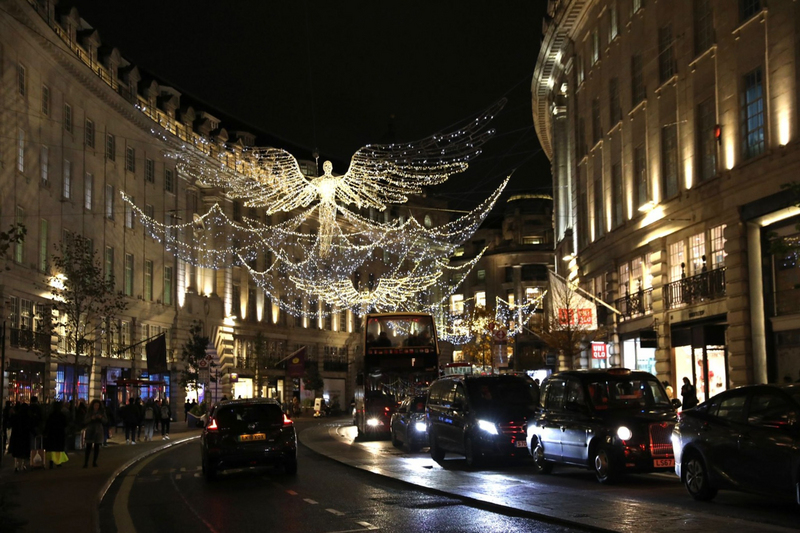 圖為英國西倫敦鬧區的耶誕燈飾。 (圖：中央社)
