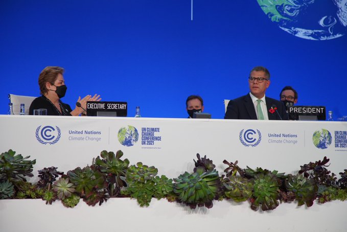 COP26氣候峰會歷經兩週協商後，13日達成對抗氣候變遷的全球性協議，峰會主席夏瑪(前右)特地為協商過程致歉。（圖：Twitter/＠UNFCCC)