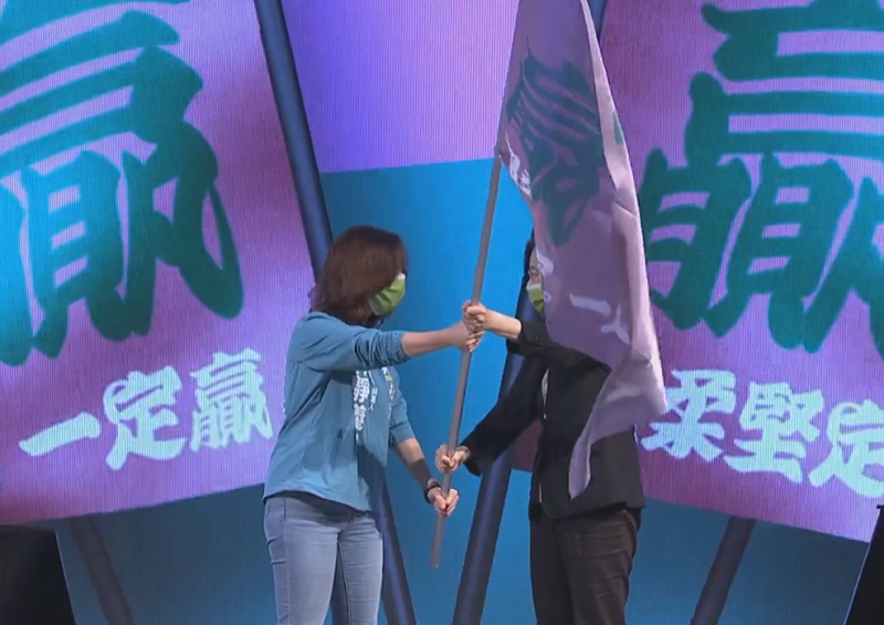 民進黨全代會14日登場，會中為台中第二選區立委補選造勢，兼任黨主席的蔡英文總統授戰旗給參選人林靜儀，全體黨代表為林靜儀加油打氣。(圖擷自民進黨臉書)