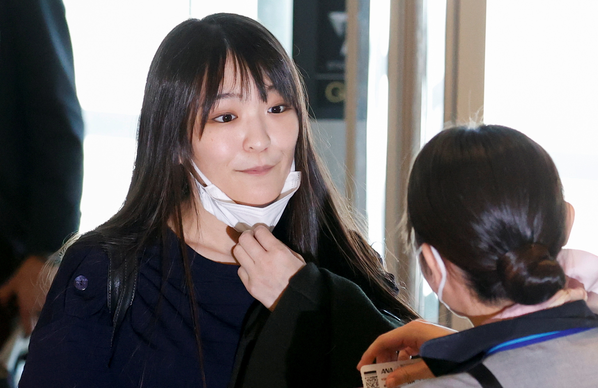 日本皇室秋篠宮夫婦長女真子，今天上午跟夫婿小室圭搭機赴美國紐約展開新生活，真子公主依規定配合海關通關。（路透社/達志影像）
