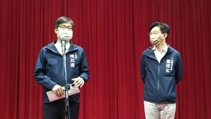 世界同志遊行2025年將移師高雄，主辦單位「國際同志遊行組織聯盟」（InterPride）於聲明中將台灣稱為「台灣地區」。高雄市長陳其邁（左）15日在市議會接受媒體聯訪表示，已指示市府行政暨國際處向相關單位澄清，「我們是中華民國台灣高雄市」。中央社記者蔡孟妤攝  110年11月15日 (圖：中央社)