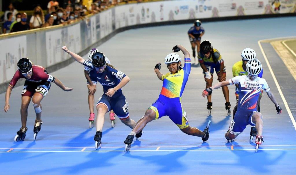 楊合貞選手(前右1)於2021年世界競速溜冰錦標賽 女子1000公尺爭先賽勇奪金牌。(體育署提供)