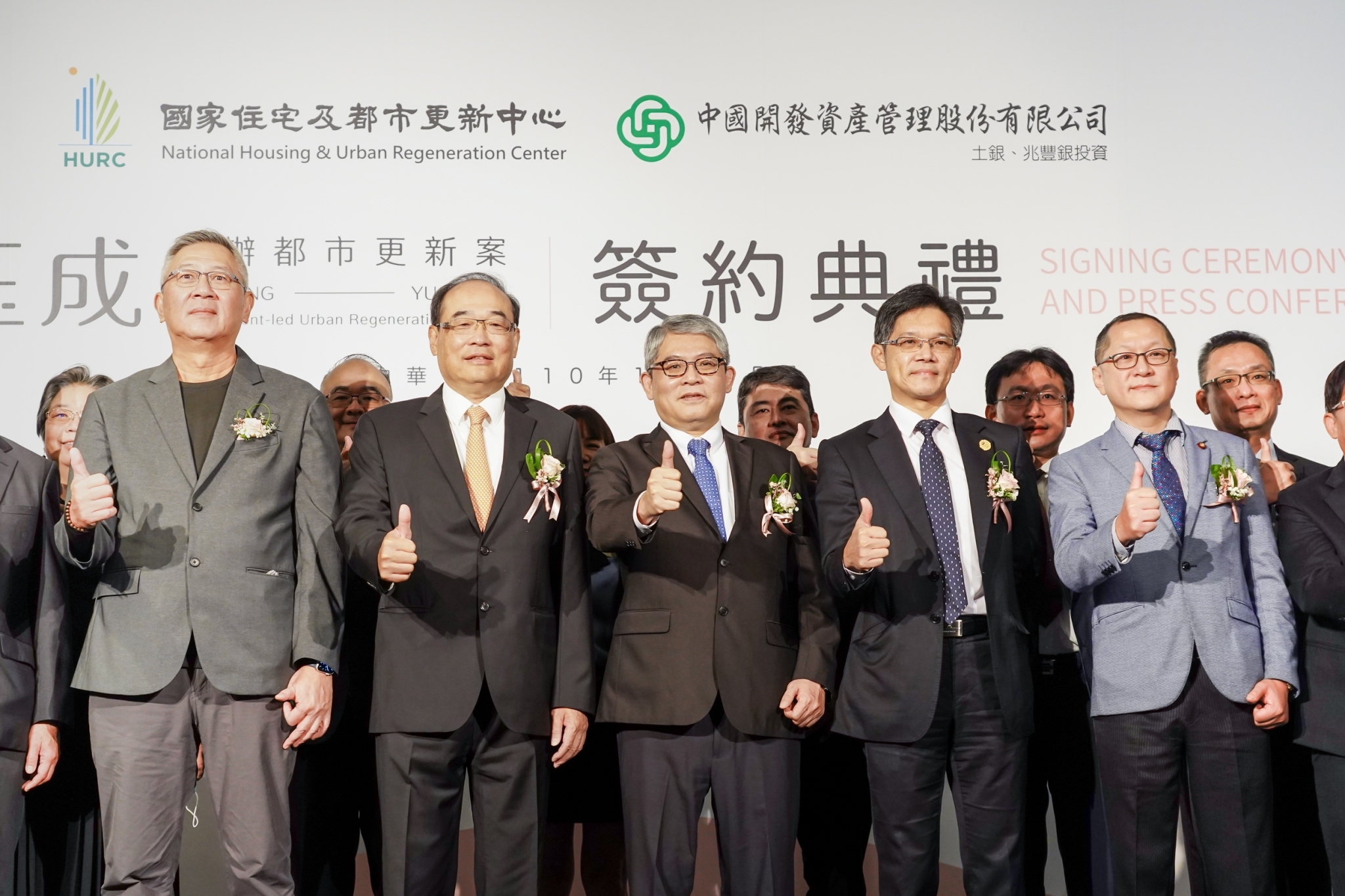 內政部次長、國家住都中心代理董事長花敬群(中)，15日參與台北市「南港玉成公辦都更案」簽約儀式。(國家住都中心提供)