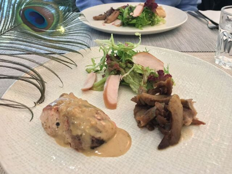 金門藍孔雀泛濫，縣府以移除為優先考量。在地法式餐廳業者推出孔雀餐，業者表示，孔雀餐屬於前菜，如「孔雀三吃」有水煮孔雀胸沙拉、油封孔雀腿、茶燻孔雀胸牛肝菌醬。（業者提供）中央社記者黃慧敏傳真  110年11月16日 (圖：中央社)