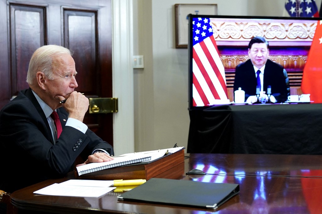 有歷史學者認為，中國經濟與西方連動之深，一旦犯台恐怕西方不會祭出如對俄羅斯這樣規模的制裁，但許多專家認為那可不一定。圖為美國總統拜登與中國國家主席習近平舉行視訊會議。(AFP)