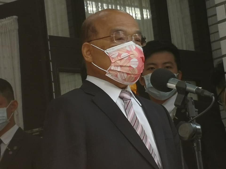 行政院長蘇貞昌21日表示，目前台灣的相關確診者都有軌跡可循，政府努力清零，但也不能排除未來必須與病毒共存。（資料照／劉玉秋攝）