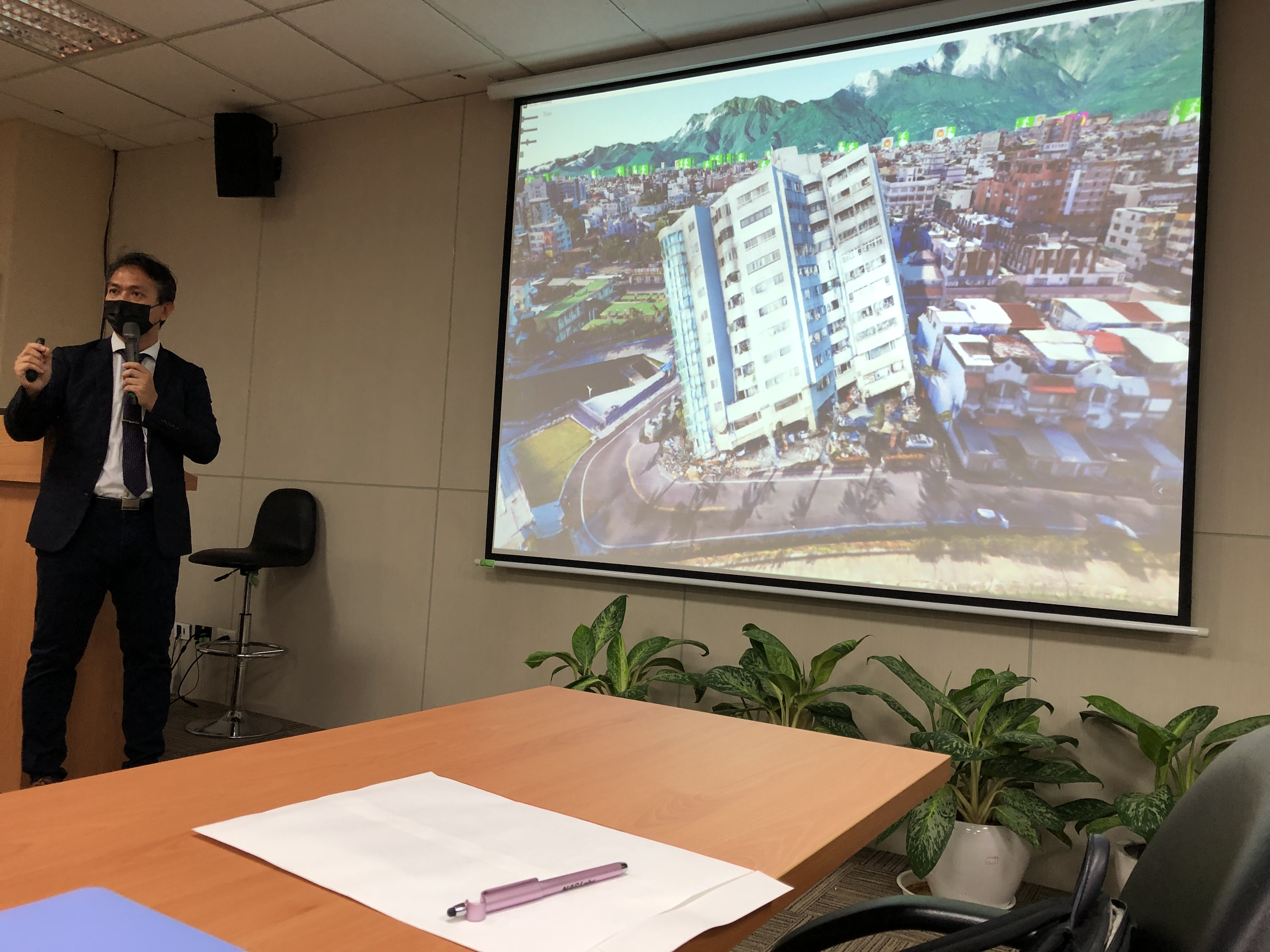 國研院國震中心用「5D智慧城市防救災平台」模擬2018年花蓮雲翠大樓倒塌狀況。(楊文君攝)