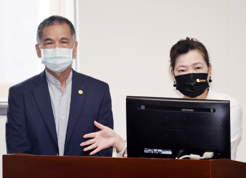 經濟部長王美花（右）17日在立法院表示，興建三接是中油的工作，當務之急就是要向民眾說明用電需求成長、其次是護藻礁，屬於客觀事實。左為同台備詢的中油代理董事長李順欽。 (資料照/中央社)
