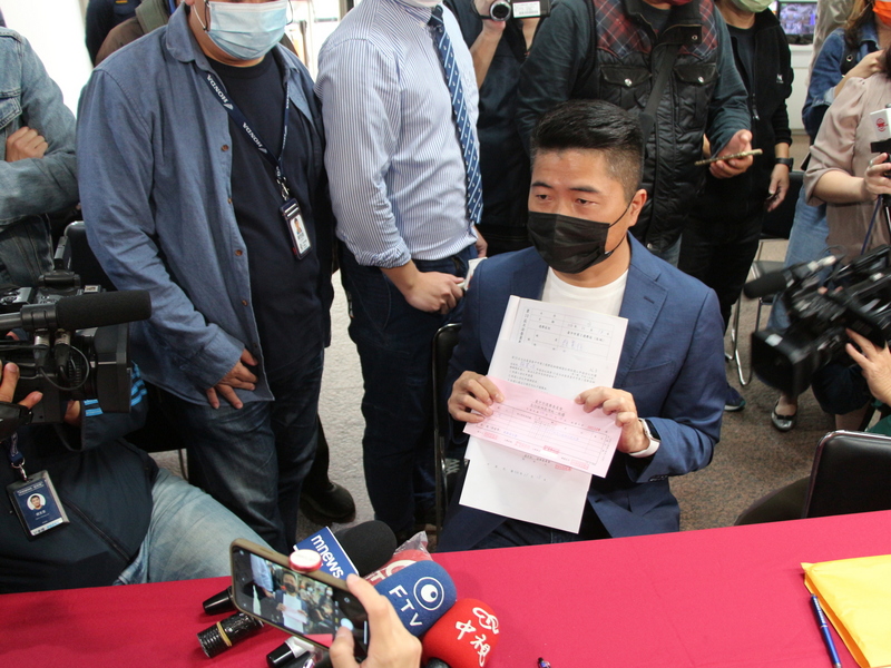 國民黨徵召前立委顏寬恒（圖）出征台中第2選區立委補選，顏寬恒18日前往台中市選舉委員會，完成登記參選。 (圖：中央社)