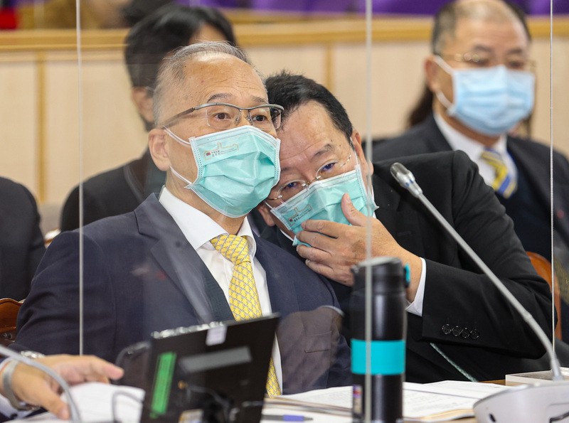 國安會祕書長顧立雄（前右）、總統府祕書長李大維（左）18日上午赴立法院司法及法治委員會列席審查總統府預算案，二人在會前交換意見。 (圖：中央社)