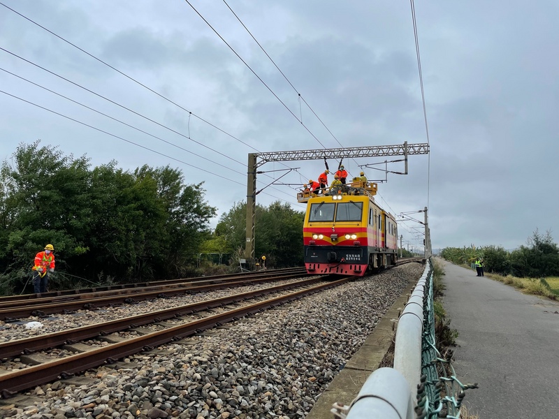 台鐵西部幹線（海線）大山站18日上午7時許發生電車線故障，雙向通行中斷，台鐵電力維修車及人員到場搶修，並啟動客運巴士進行旅客接駁。（民眾提供） (圖：中央社)