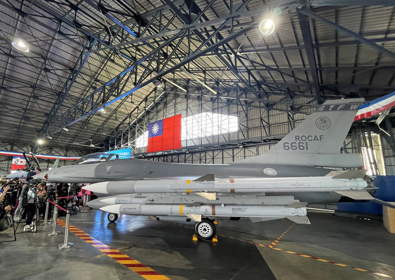 圖為F-16V（Block20）型機接裝典禮2021年11月18日在嘉義空軍基地舉行，現場地面陳展的F-16V上掛載各式飛彈，展現對海、對空、對面的戰力。 (資料照片／中央社)
