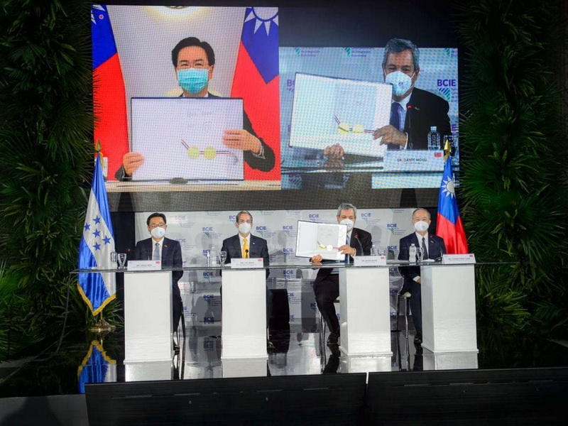 台灣與中美洲銀行18日以視訊方式簽署協定，外交部從今年至2025年每年挹注100萬美元資助貝里斯等4個中美洲友邦 (外交部提供)