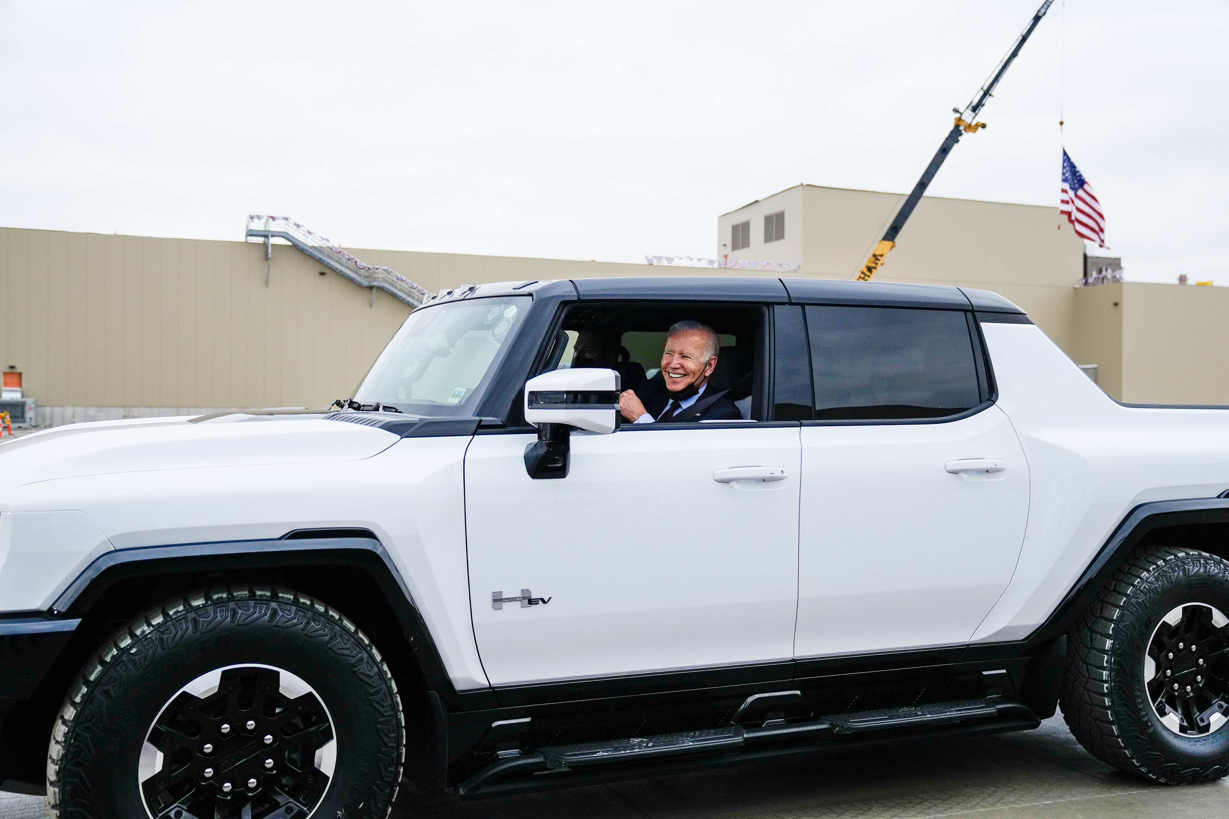 美國總統拜登試駕悍馬電動車。 (圖:拜登推特)
