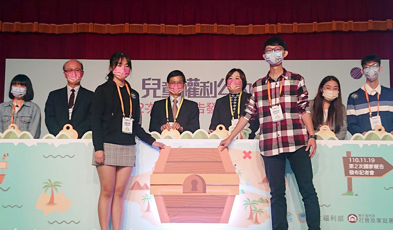 衛生福利部19日上午舉辦「聯合國兒童權利公約」（CRC）第2次國家報告發布記者會，政務委員林萬億（後左3）在致詞中提到，「兒童表意權」是提升台灣兒童權利不可少的關鍵，近年中央及地方各部門致力改革，尊重兒童意見，落實兒少最佳利益。 (圖：中央社)