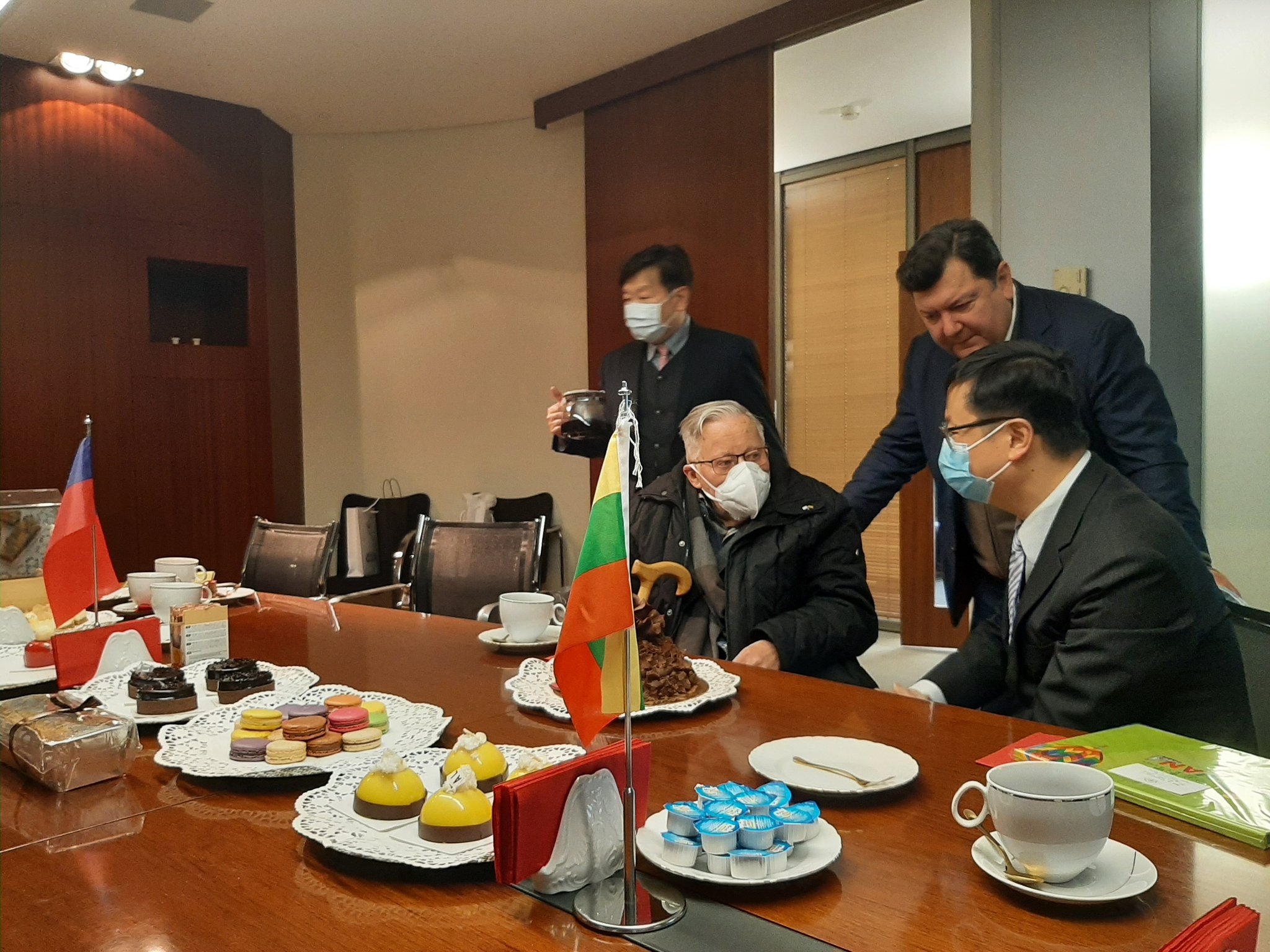 台灣代表處揭牌，89歲立陶宛國父到場祝賀。 (圖:推特)