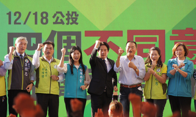 副總統賴清德（中）21日到彰化縣鹿港鎮出席民進黨籍立委陳秀寶（左3）舉辦的公投說明會。(圖：中央社)
