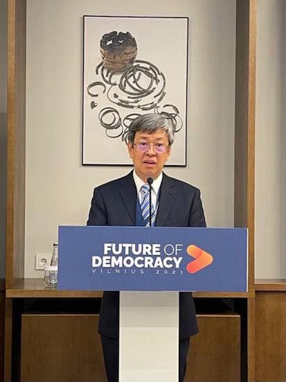 前副總統陳建仁以貴賓身分在立陶宛舉辦的論壇中，以「台灣是民主的試金石」為題發表演說，向國際社會分享台灣民主經驗。(圖：外交部)