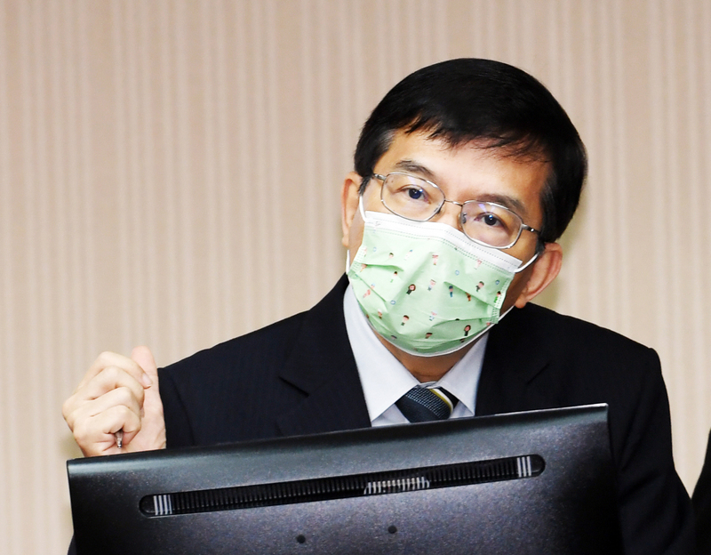 交通部長王國材24日指出，遠東航空撤照是依民航法規定辦理，尊重遠航依程序提救濟措施。圖：中央社)