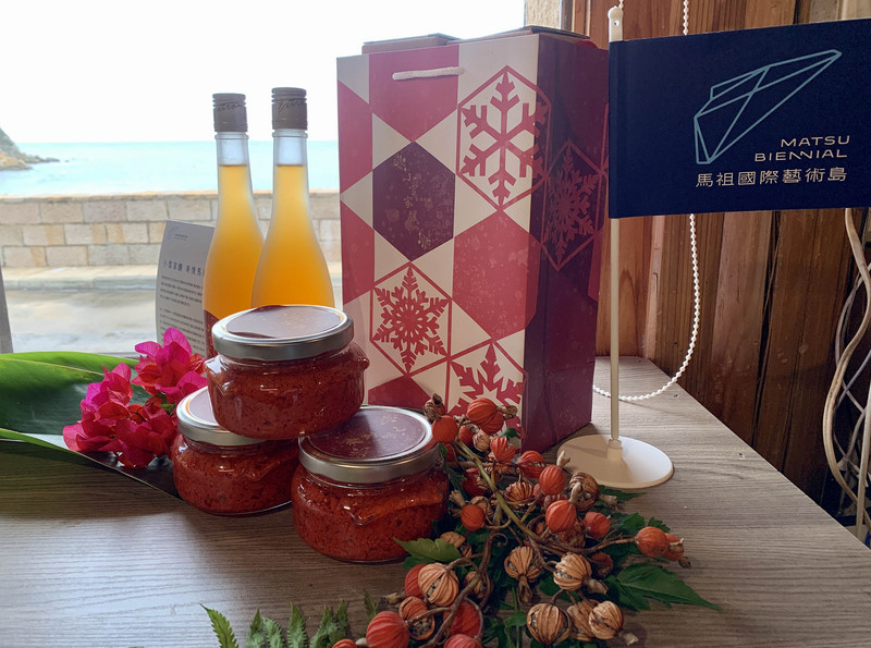 連江縣政府文化處表示，節氣小雪是馬祖人釀老酒的時節，並呼應國際藝術島主題「島嶼釀」，讓參與者體驗冬日釀老酒的馬祖傳統技藝，及馬祖人的生活文化與飲食習慣，都離不開老酒與酒糟（紅糟）。中央社記者邱筠攝  110年11月22日 (圖：中央社)