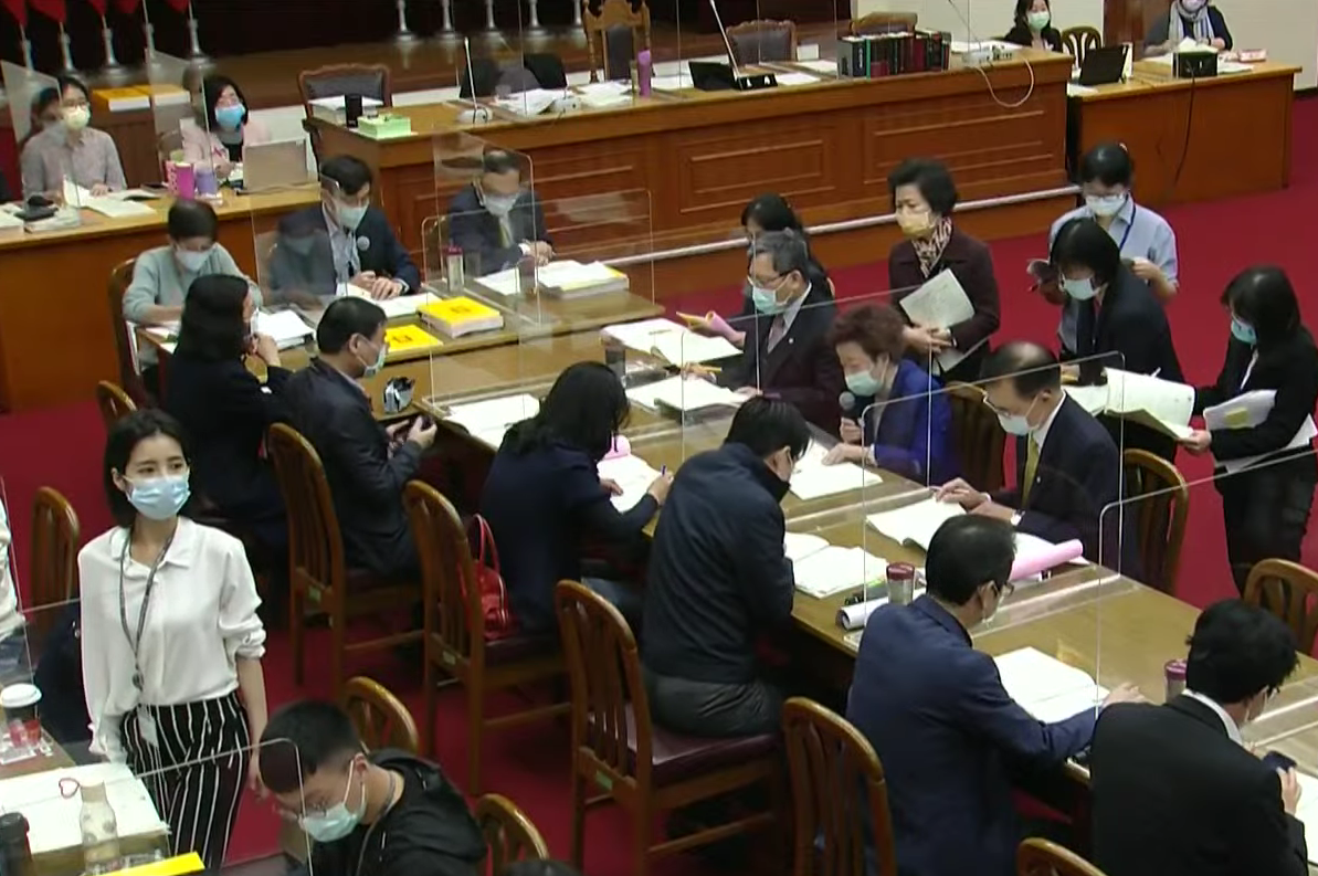 因應中國武力威脅，立法院朝野黨團22日協商攸關5年規模達2,400億元的「海空戰力提升計畫採購特別條例草案」。(圖擷自國會頻道)