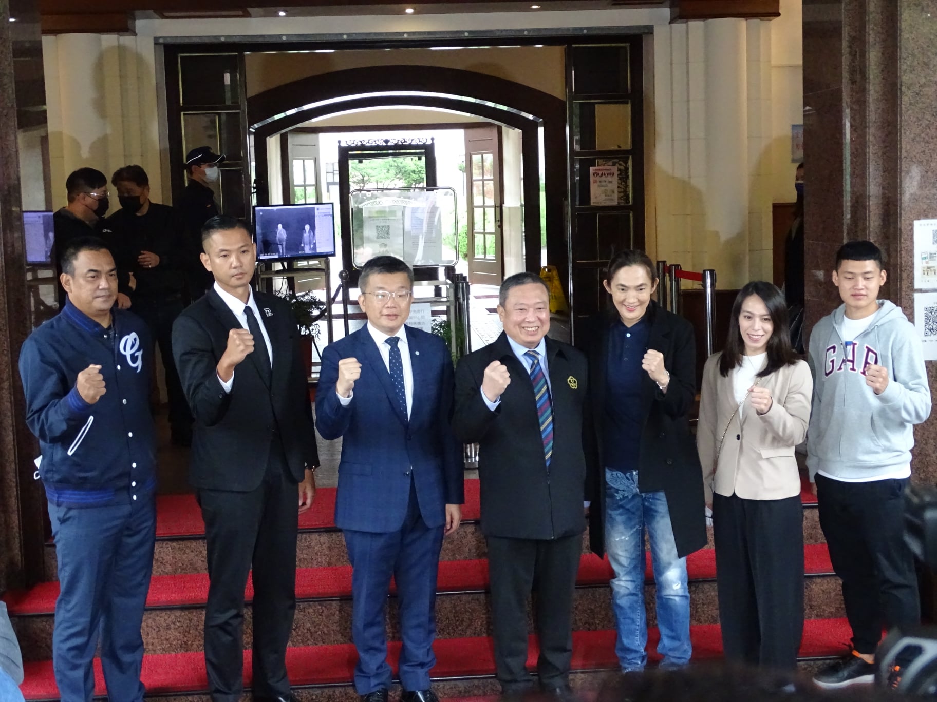 中職會長、立法院副院長蔡其昌今天(22日)與舉重國手郭婞淳、射箭國手湯智鈞等體育團體拜會立法院朝野黨團，呼籲儘速通過「運動產業發展條例」修法，「先求有、再求好」，增訂企業捐贈運動產業免稅額的規定，提升企業參與誘因（劉玉秋攝）