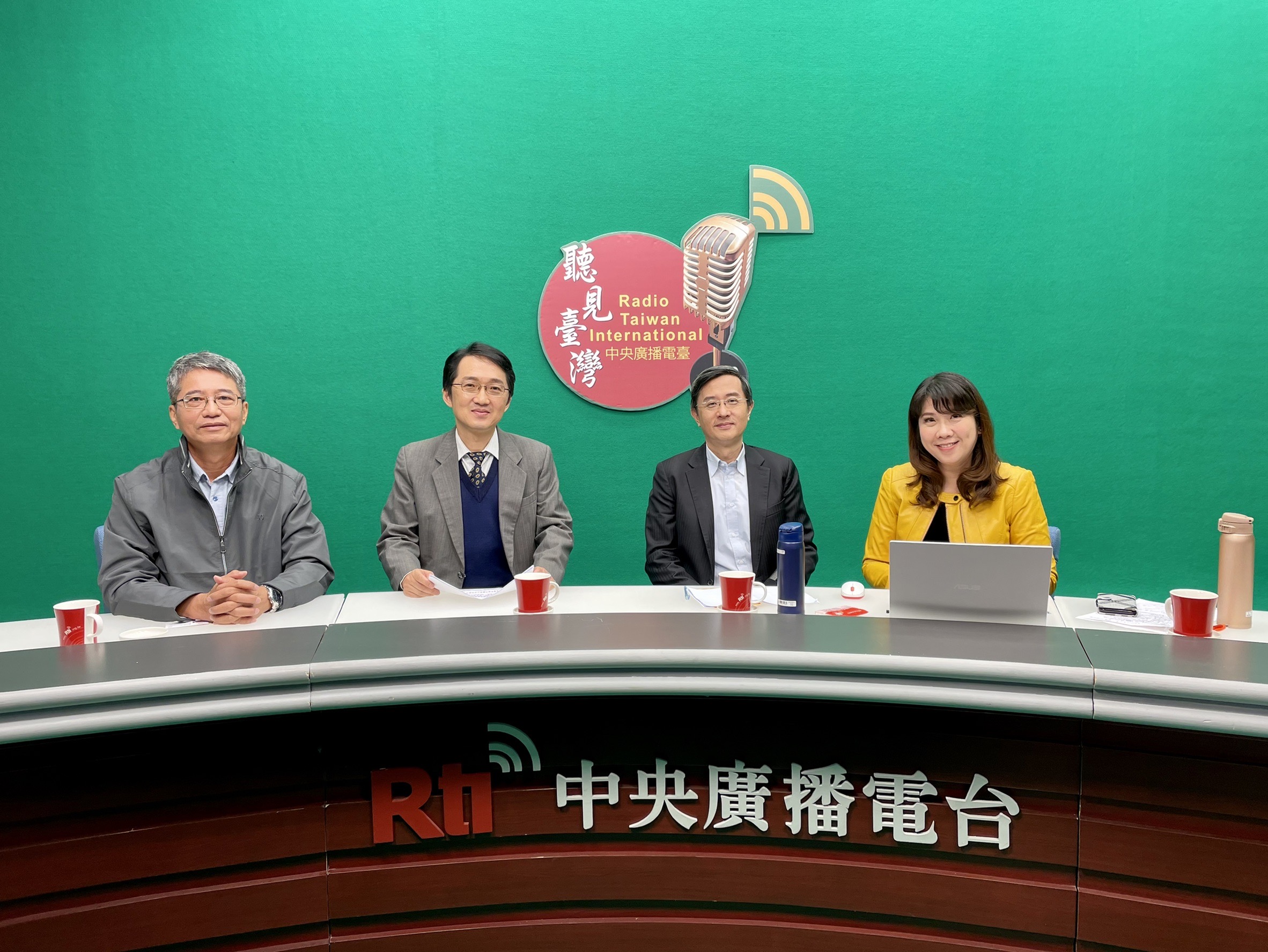 央廣移動錄音室邀請專家學者討論CPTPP。圖左依序為逢甲大學國際經營與貿易學系教授楊明憲、工研院產科國際所組長王興毅以及中華經濟研究院WTO及RTA中心資深副執行長李淳。