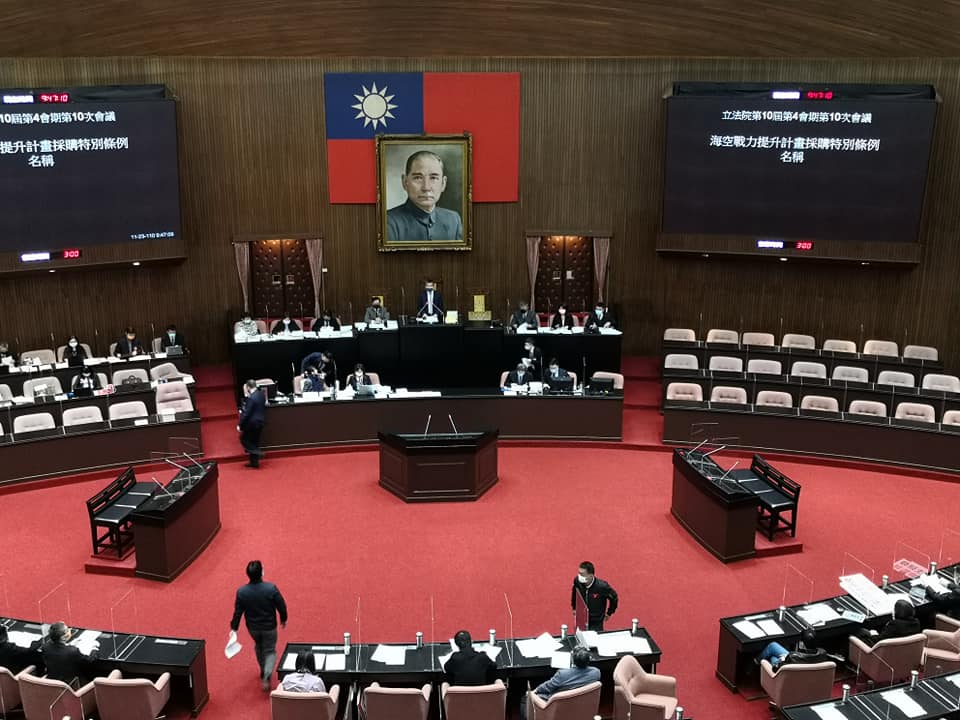 民進黨突襲將中央政府總預算從委員會抽出逕付二讀引發在野黨抗議。圖為立法院院會。（劉玉秋 攝）