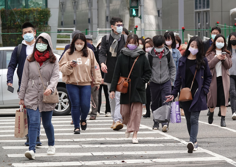 中央氣象局表示，2日白天冷空氣逐漸減弱，但明天、4日清晨因輻射冷卻較強，西半部、宜花仍可能有攝氏10度左右低溫。(圖：中央社)