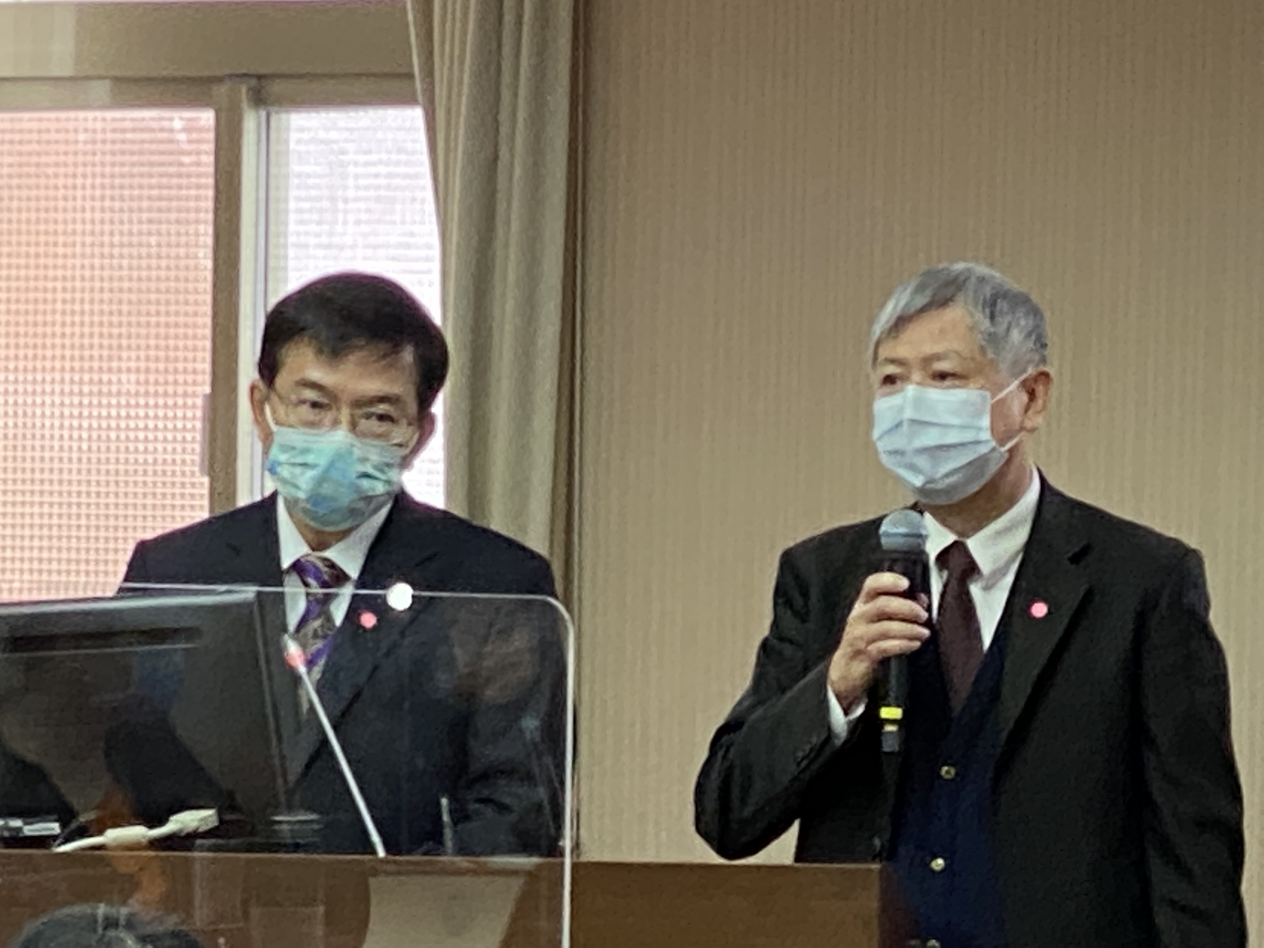 交通部長王國材(左)和台灣港務公司董事長李賢義(右)24日在立法院交通委員會答詢立委提問。(吳琍君攝)