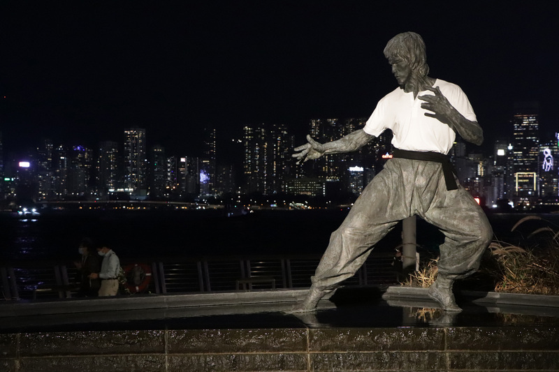 「猛龍過江」雖不能被定義為Cult片，但李小龍所獲得的大量狂熱追隨者，特別是在歐美國家，亦使他的電影晉身為著名的Cult片。圖為香港星光大道的李小龍銅像。(圖：中央社資料照片)