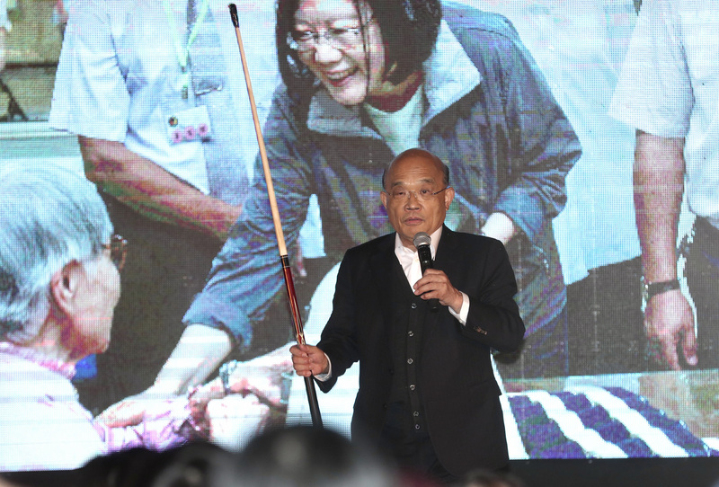 行政院長蘇貞昌25日晚間在台北萬華出席無黨籍立委林昶佐舉辦的公投說明會，分享政府政績並說明4大公投案都應該投下不同意的理由，號召民眾12月18日踴躍出來投票。(圖：中央社)
