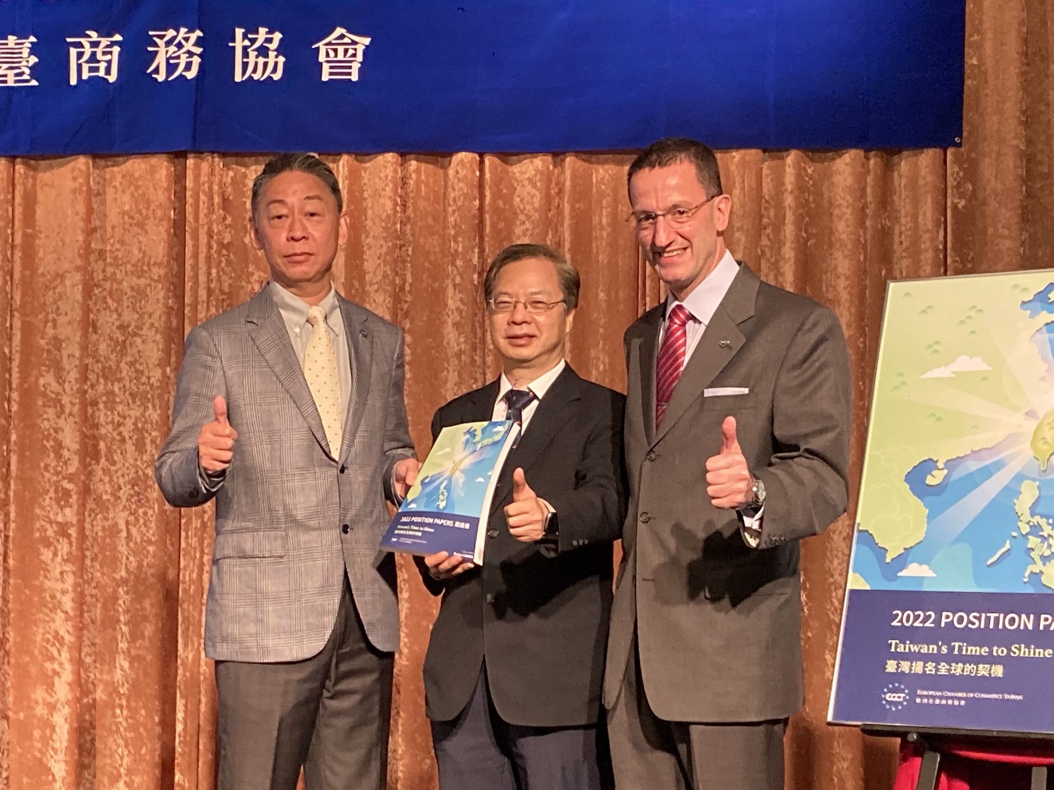 國發會主委龔明鑫(中)自歐洲在台商會理事長張瀚書(左)、歐洲在台商會執行長何飛逸(右)手中接下歐洲商會2022年建議書。(謝佳興 攝)