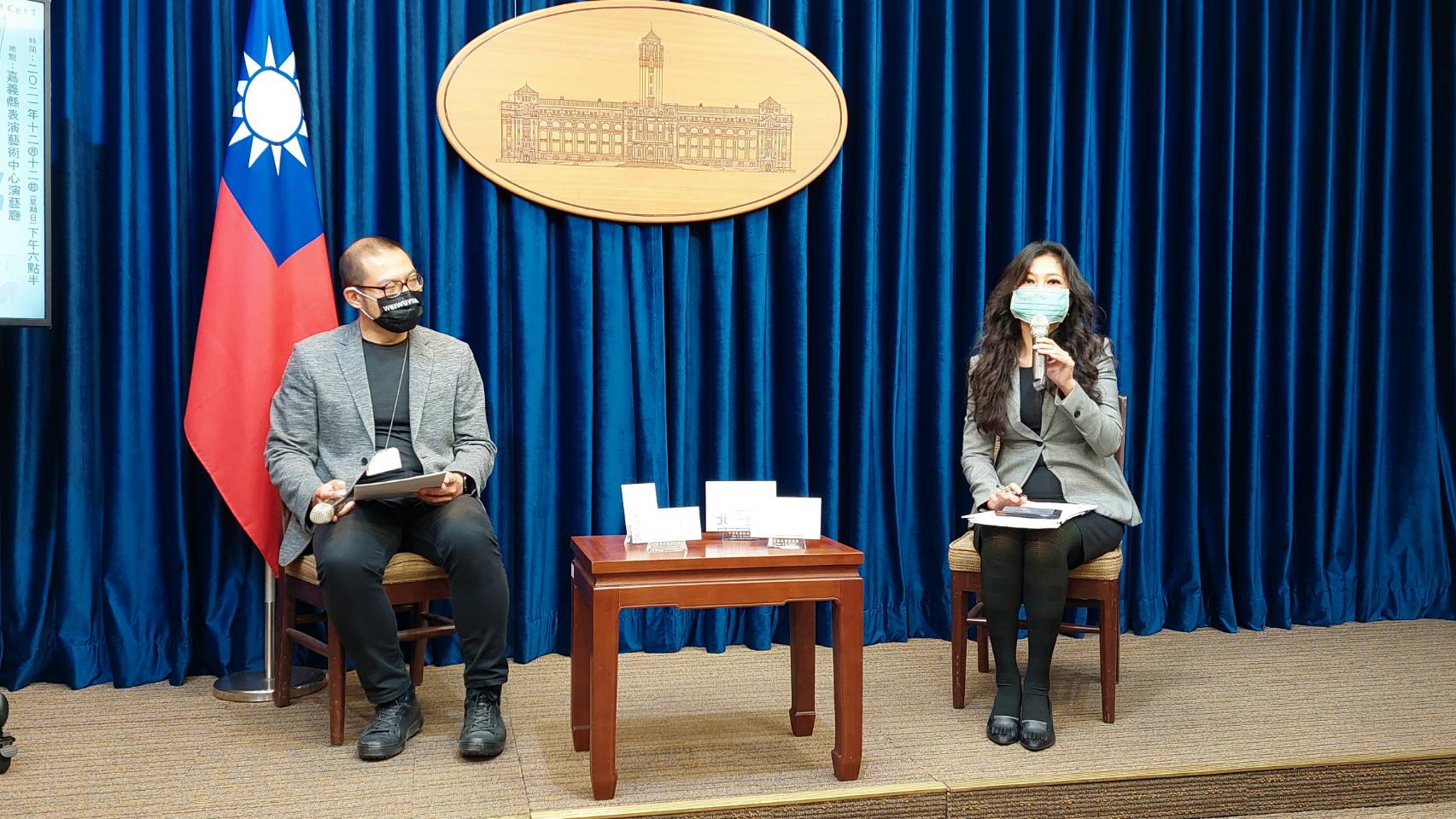 總統府發言人Kolas Yotaka (谷辣斯．尤達卡)及衛武營國家藝術文化中心藝術總監簡文彬(左)共同介紹2021總統府音樂會。(歐陽夢萍 攝)