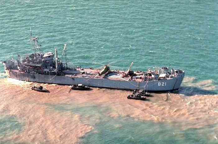 馬德雷山號(BRP Sierra Madre)軍艦(圖)是菲國在1999年刻意擱淺於其佔領的仁愛礁(Second Thomas Shoal)，以加強菲國在南沙群島的主權聲索。（維基百科）