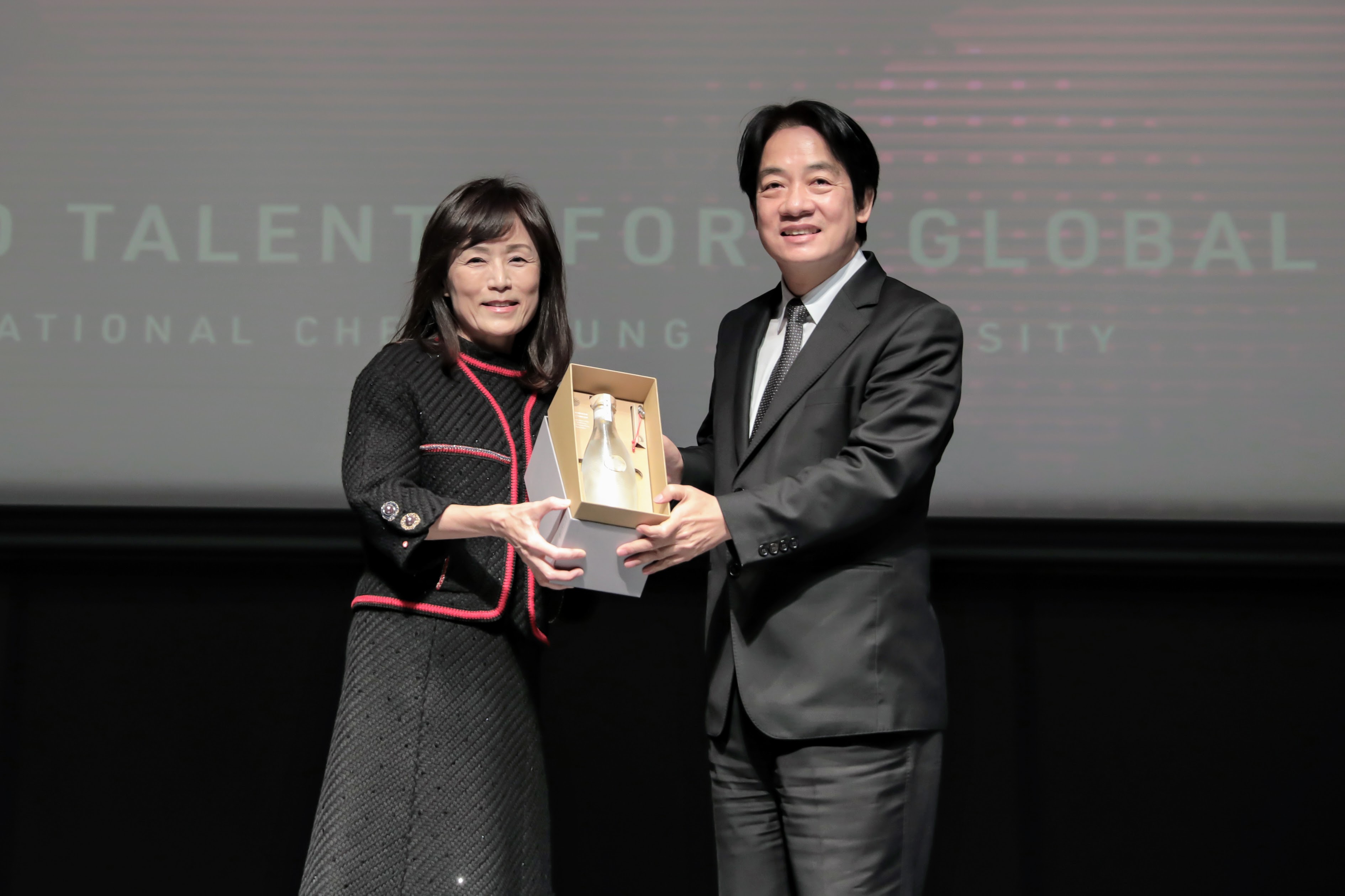 成功大學校長蘇慧貞(左)致贈校友賴清德(右)馬祖酒。(成大提供)