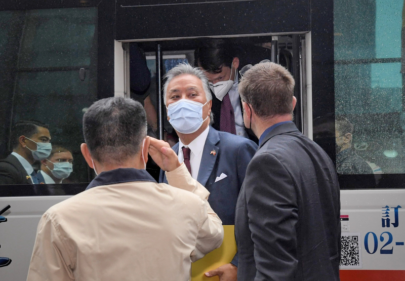 美國聯邦眾議院退伍軍人事務委員會主席高野（MarkTakano）（中）26日上午率跨黨派眾議員團，拜會國軍退除役官兵輔導委員會。 (圖：中央社)