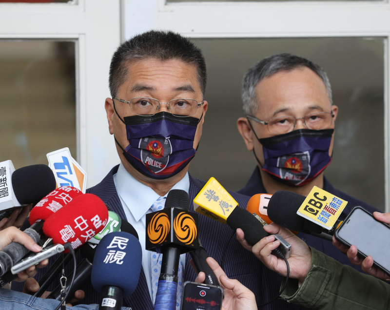 內政部長徐國勇（左）表示，1218公投規劃警衛人員1萬7489名、協勤民力2萬56名，於各投票所協助主任管理員、主任監察員處理突發事故，並編組勤務警力，嚴密維安。(圖：中央社)