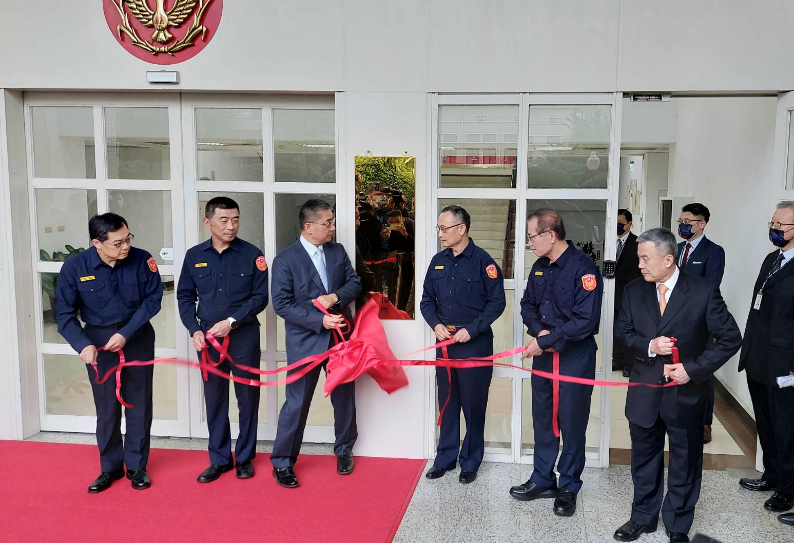 公投治安維護工作聯合指揮所26日在內政部長徐國勇(左三)、警政署長陳家欽(右三)等人共同揭牌後開始運作。(歐陽夢萍 攝)