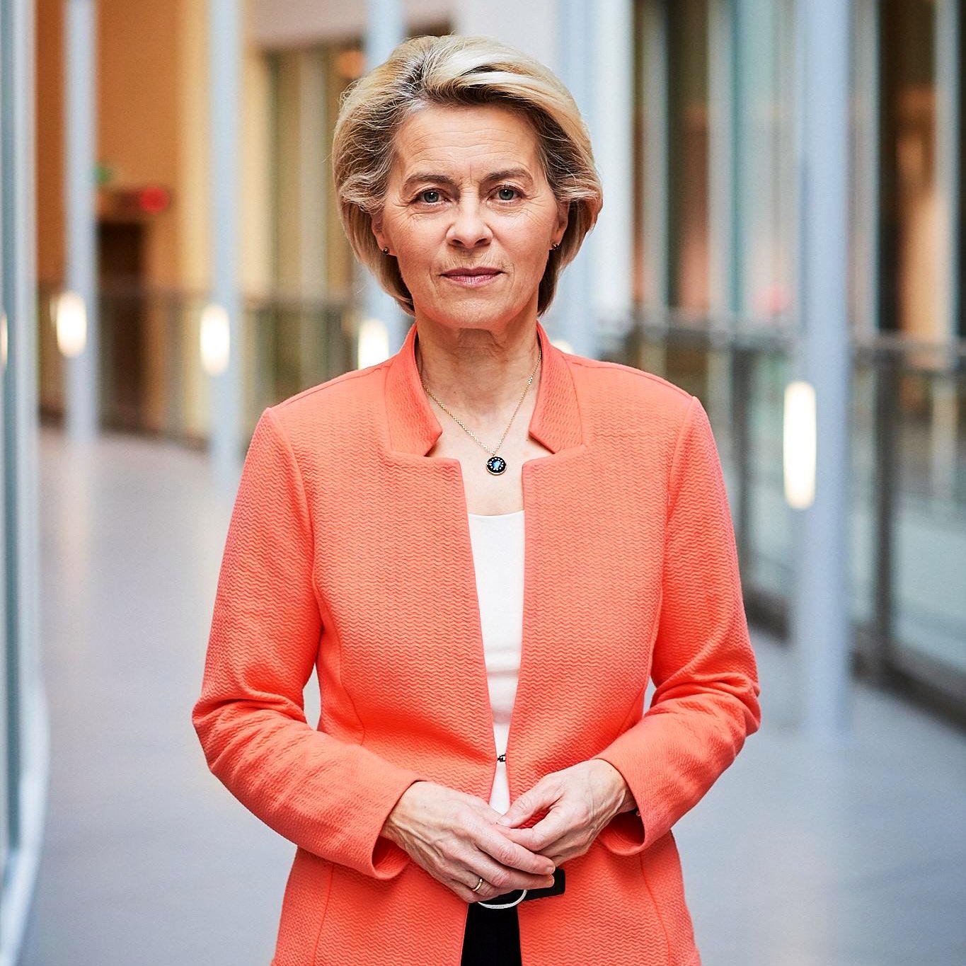 歐洲聯盟執委會主席范德賴恩(Ursula von der Leyen)26日在推特上說，歐盟執委會「將提議與成員國密切協調，啟動剎車機制，以暫停來自南部非洲地區的航班，因為當地存在B.1.1.529變異病毒株。」(Ursula von der Leyen/Twitter)