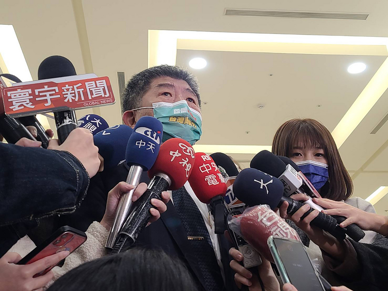 由於多國出現新型變異株Omicron病例，跨年防疫計畫是否生變，備受矚目。指揮中心指揮官陳時中（圖）27日表示，Omicron變異株是否入侵社區是各項防疫規定加嚴與否關鍵，將根據疫情滾動式調整。 (圖：中央社)