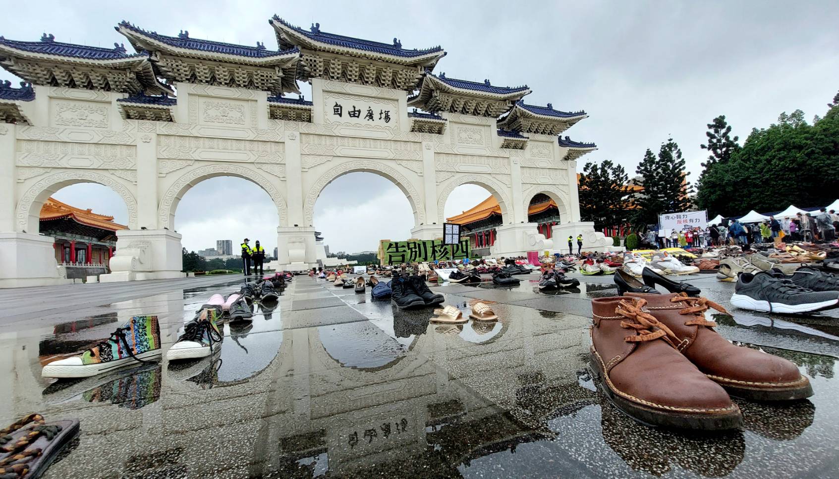 「全國廢核行動平台」27日舉辦「齊心鞋力，反核有力—核四不同意」行動。(劉品希 攝)