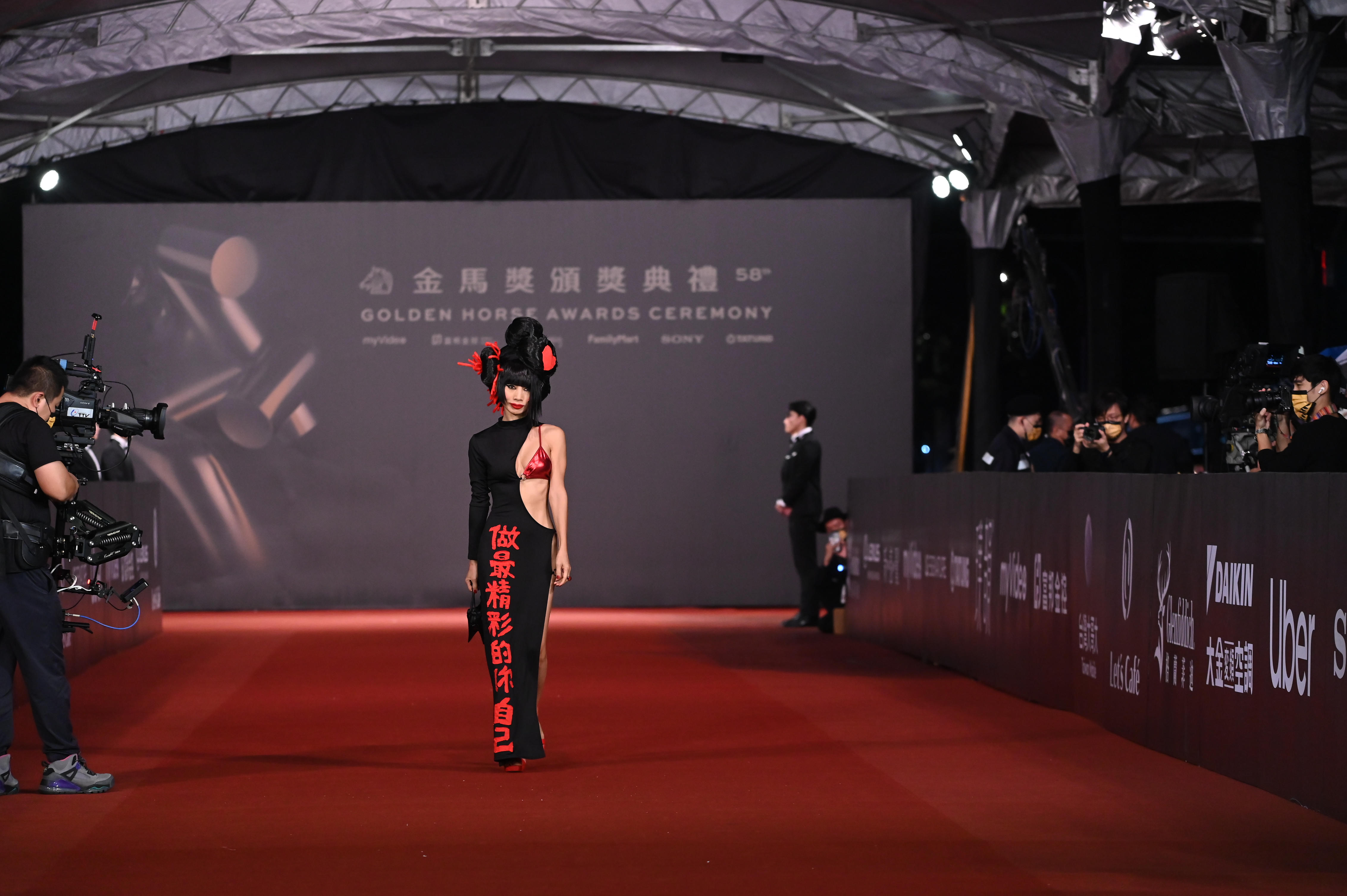 白靈現身金馬紅毯， 驚人性感造型創金馬紅毯之最。（ 金馬執委會／台視提供）