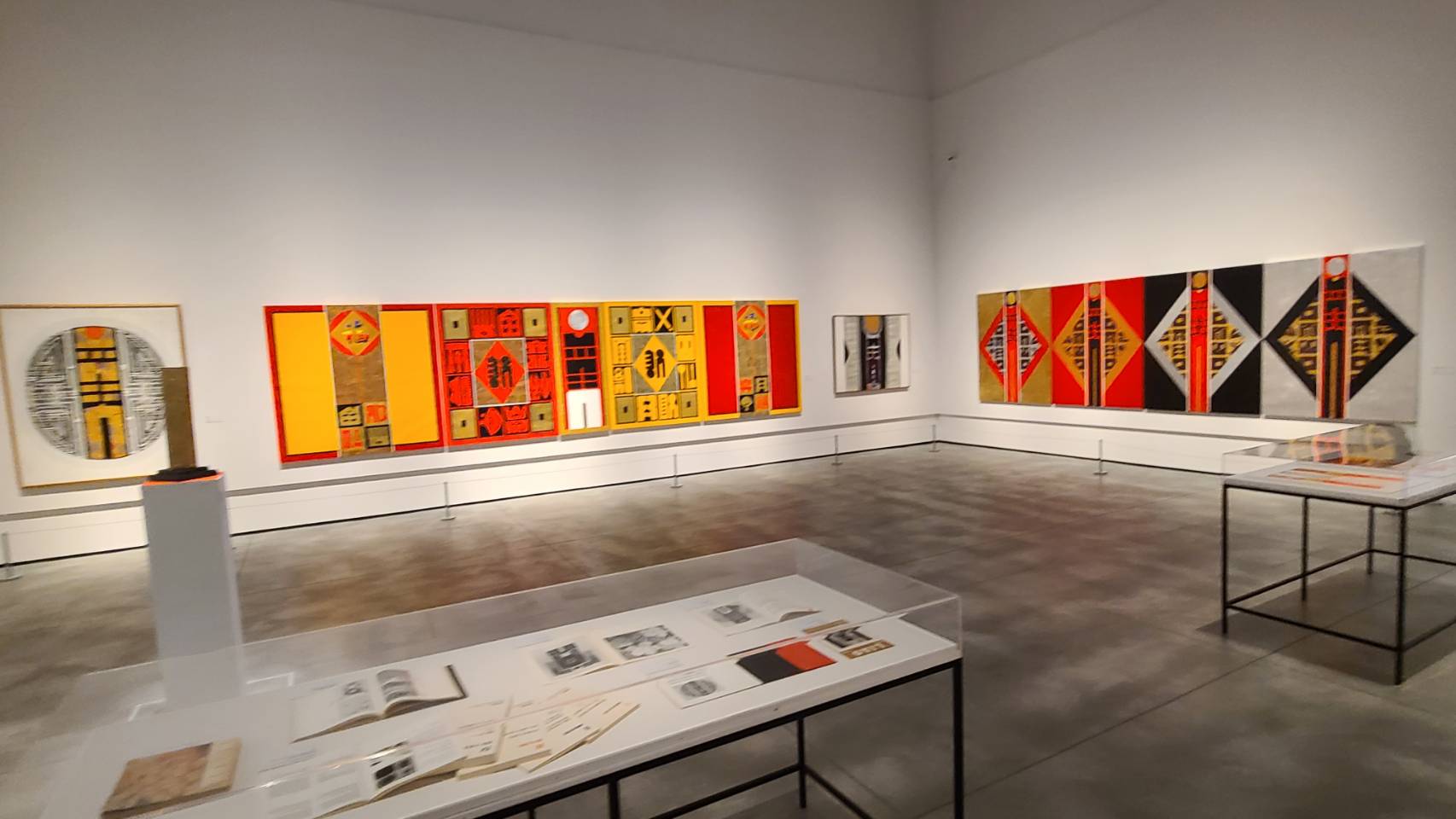 「台灣現代版畫之父」廖修平完整創作歷程作品，目前正在台南市美術館2館展出美。(江昭倫攝)