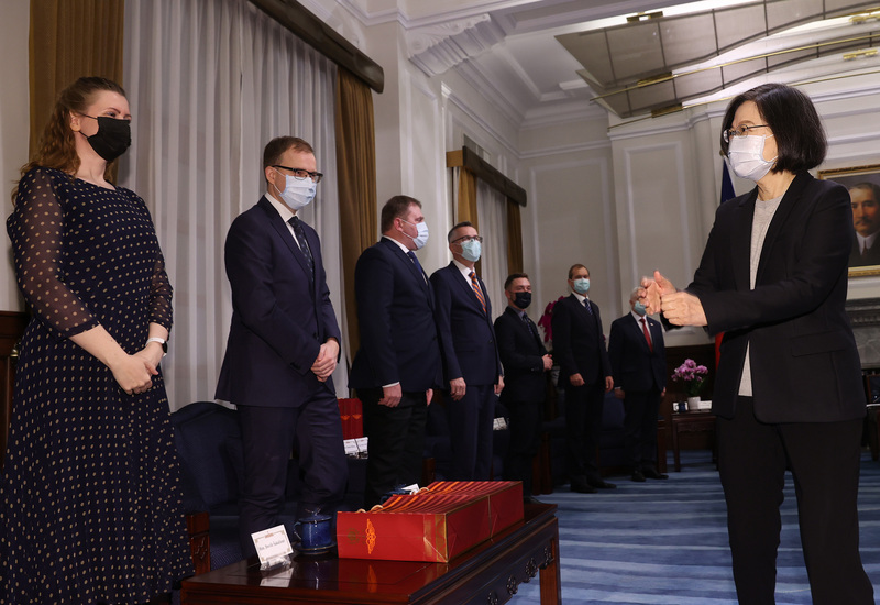 總統蔡英文（右）29日在總統府接見波海三國國會友台小組主席及國會議員聯合訪問團，歡迎他們到訪台灣。(圖：中央社)